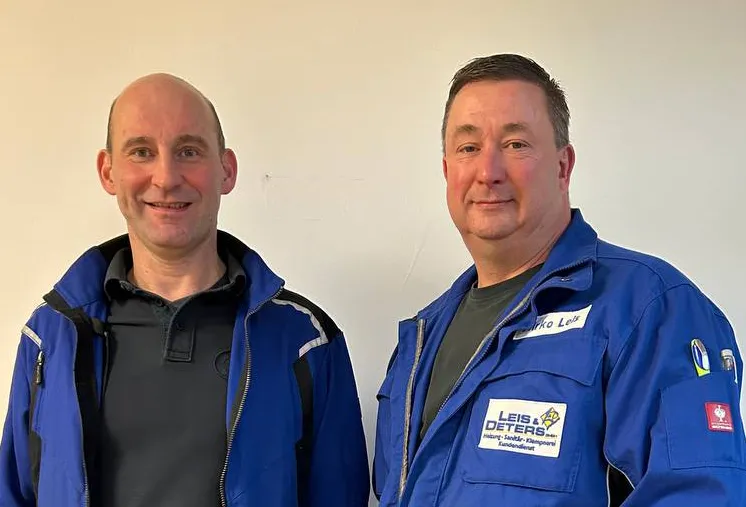Martin Deters und Mirko Leis in Arbeitskleidung der Leis & Deters GmbH